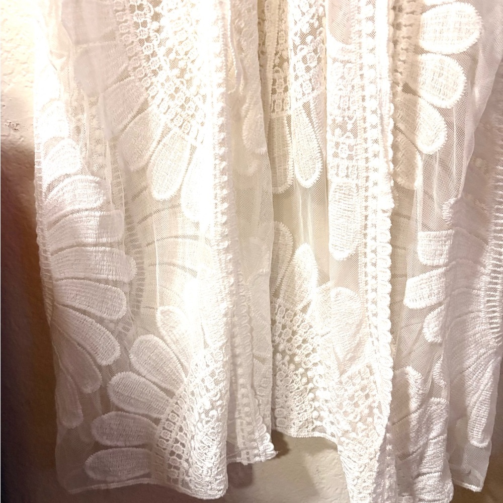 Elegant White Lace Kimono Cardigan - Picture 2 of 4